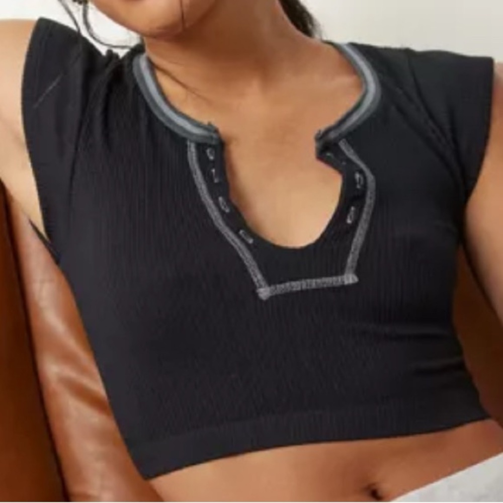 Urban Outfitters Black Cap Sleeve Crop Top with Cut Out Xs/S